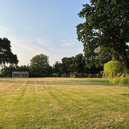 Stay At 'The Elms' In Tranquil Church Norton, Selsey - Ground Floor Bedroom, Own Private Bathroom, Quiet Beach, 2 Acre Garden By The Sea, On Edge Of Wildlife Nature Reserve 外观 照片