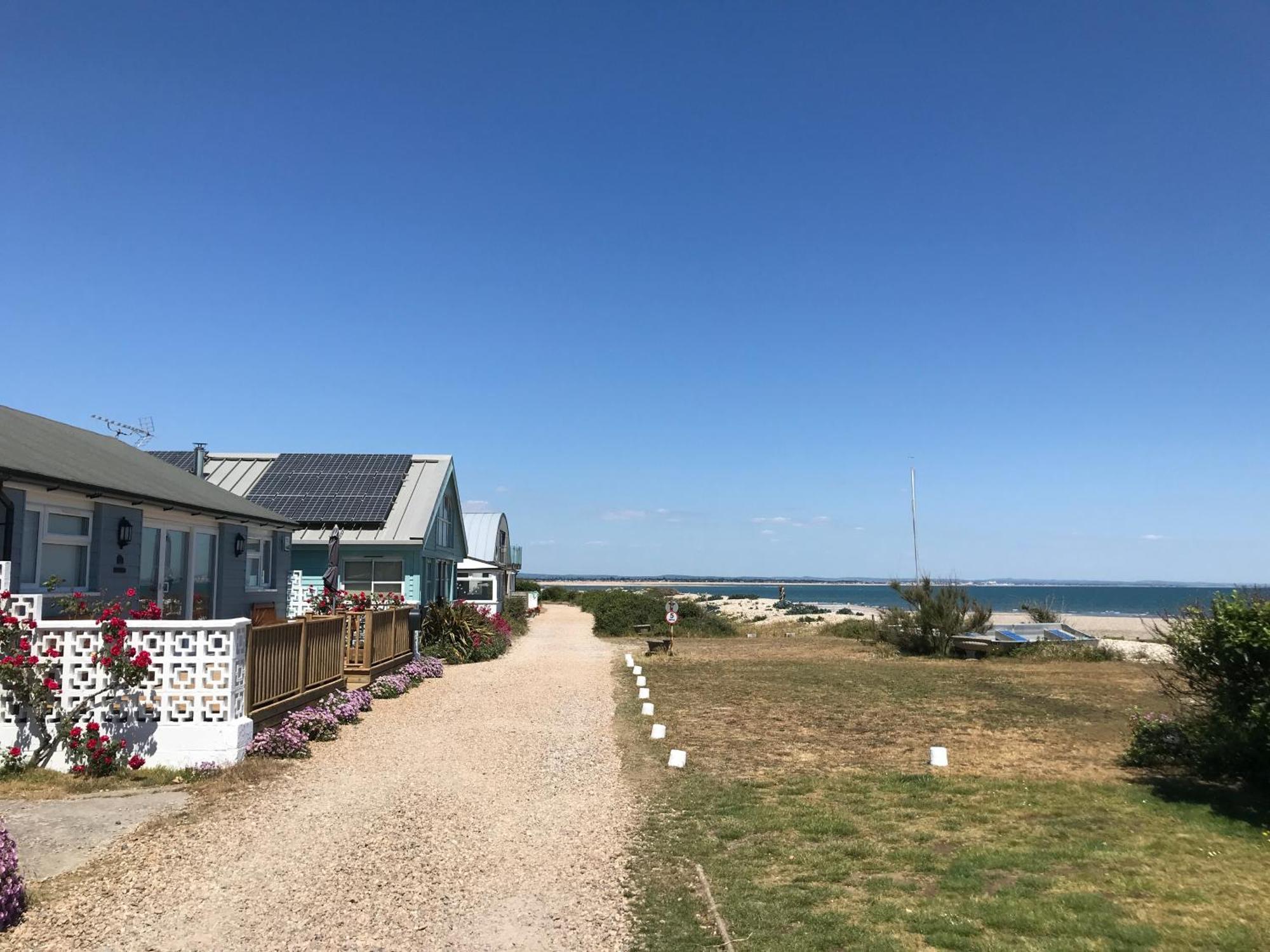 Stay At 'The Elms' In Tranquil Church Norton, Selsey - Ground Floor Bedroom, Own Private Bathroom, Quiet Beach, 2 Acre Garden By The Sea, On Edge Of Wildlife Nature Reserve 外观 照片