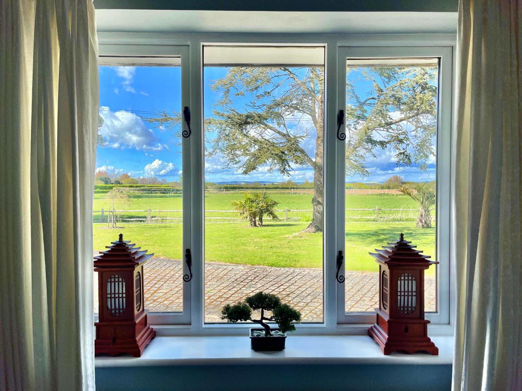 Stay At 'The Elms' In Tranquil Church Norton, Selsey - Ground Floor Bedroom, Own Private Bathroom, Quiet Beach, 2 Acre Garden By The Sea, On Edge Of Wildlife Nature Reserve 外观 照片