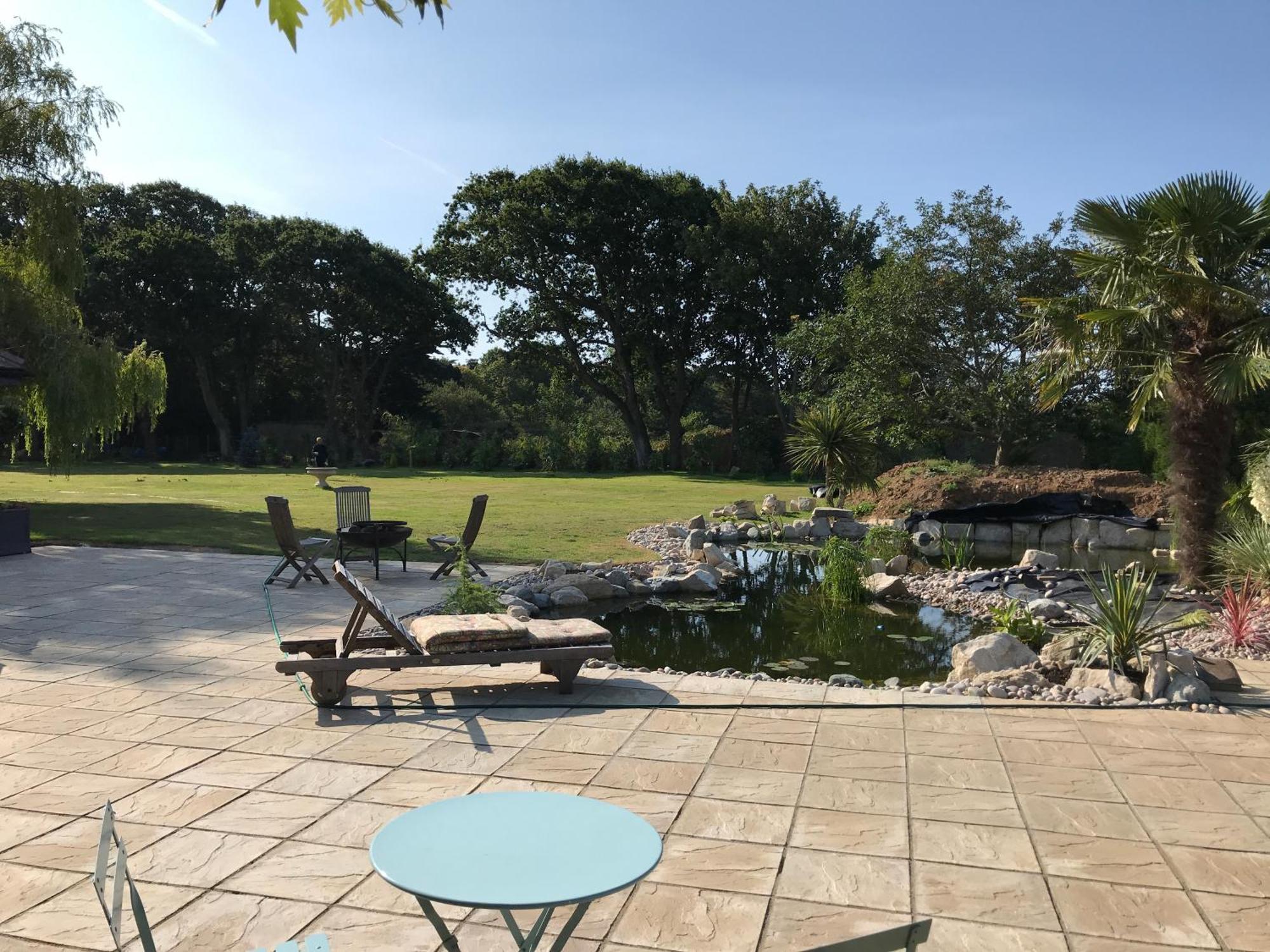 Stay At 'The Elms' In Tranquil Church Norton, Selsey - Ground Floor Bedroom, Own Private Bathroom, Quiet Beach, 2 Acre Garden By The Sea, On Edge Of Wildlife Nature Reserve 外观 照片