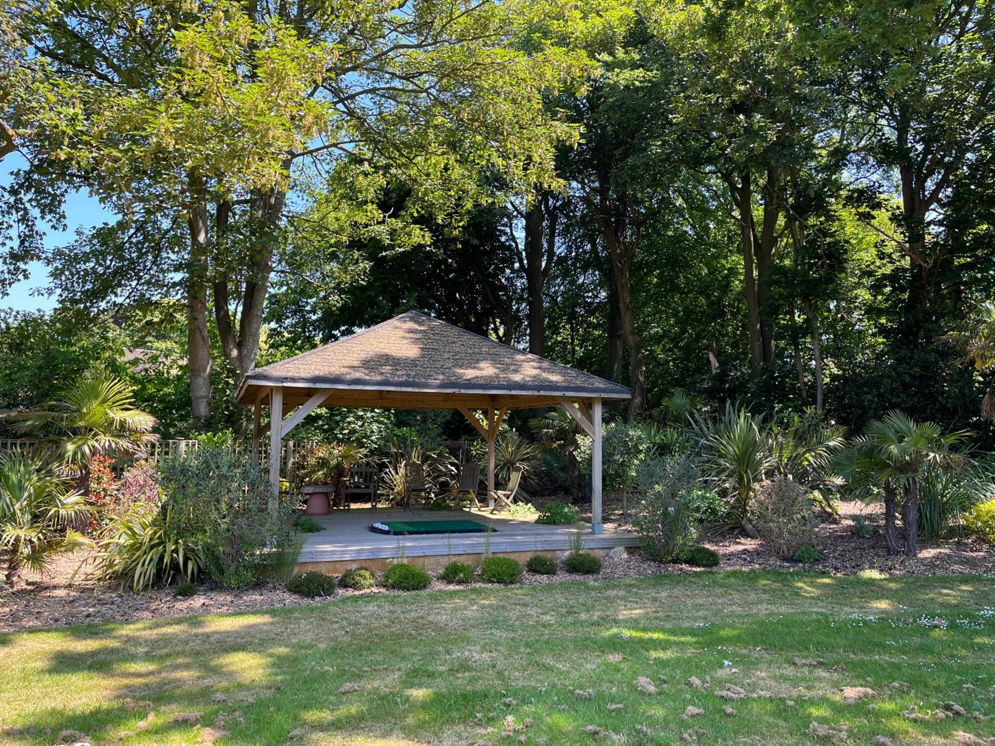 Stay At 'The Elms' In Tranquil Church Norton, Selsey - Ground Floor Bedroom, Own Private Bathroom, Quiet Beach, 2 Acre Garden By The Sea, On Edge Of Wildlife Nature Reserve 外观 照片